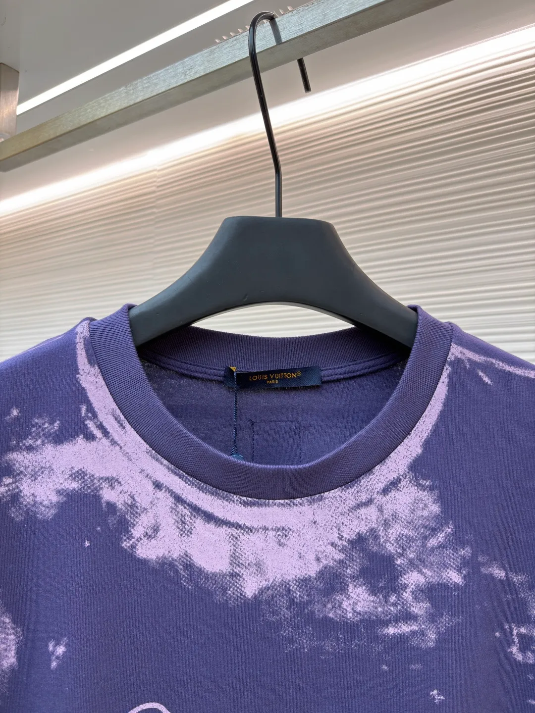 LOUIS VUITTON Overprinted round neck illusion printed short-sleeved T-shirt ●Original version: Purchased and developed by 8563 ●Item number: 1682466-A20 ●Fabric: cotton fabric ●Technology: Printing ●Color: Khaki Brown ●Version: Fitted version ●Weight: about 300 grams ●Size: S-M-L-XL ●Description: This Louis Vuitton tie-dye lettered short-sleeved T-shirt is made of 260g high-count combed cotton fabric. It has been treated with pre-wash water. The fabric has a soft and skin-friendly touch and a crisp texture, while effectively avoiding the problem of shrinkage and deformation after wearing. The body of the garment uses hand-made tie-dye technology to present a mottled and smudged texture effect. The tie-dye pattern of each piece is unique. It is paired with the classic "Vuitton" letter logo created by embossed silicone printing technology. The printing is processed by high-temperature lamination, which has strong adhesion and is not easy to fall off and crack. The neckline is sewn with double-needle hemming technology and is paired with a ribbed edge design, which is durable and not easy to loosen. The side seams are spliced ​​with embedded clip technology to make the body lines smoother. The overall fabric selection and craftsmanship details continue the brand's high-end clothing standards, taking into account both design and practical wearability. The overall wiring is straight and delicate, the fabric is comfortable and soft, and the color is consistent without color difference. It can be matched with the same style to create a fashionable look and control various occasions. Customized accessories, complete with three standards, same style for men and women!